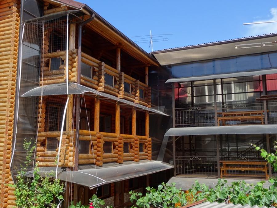 Дивноморское переулок черноморский 4. Гостевые дома сосновый. Сосновый бор кипарисовая аллея 8 пицунда. Гостевой дом сосновый бор. Деревянные домики для отдыхающих у моря.