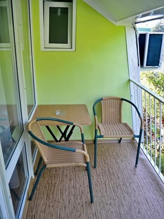 Номер «Салатовый с балконом №8 » гостевого дома «Хот-Алушта» - фото №17462