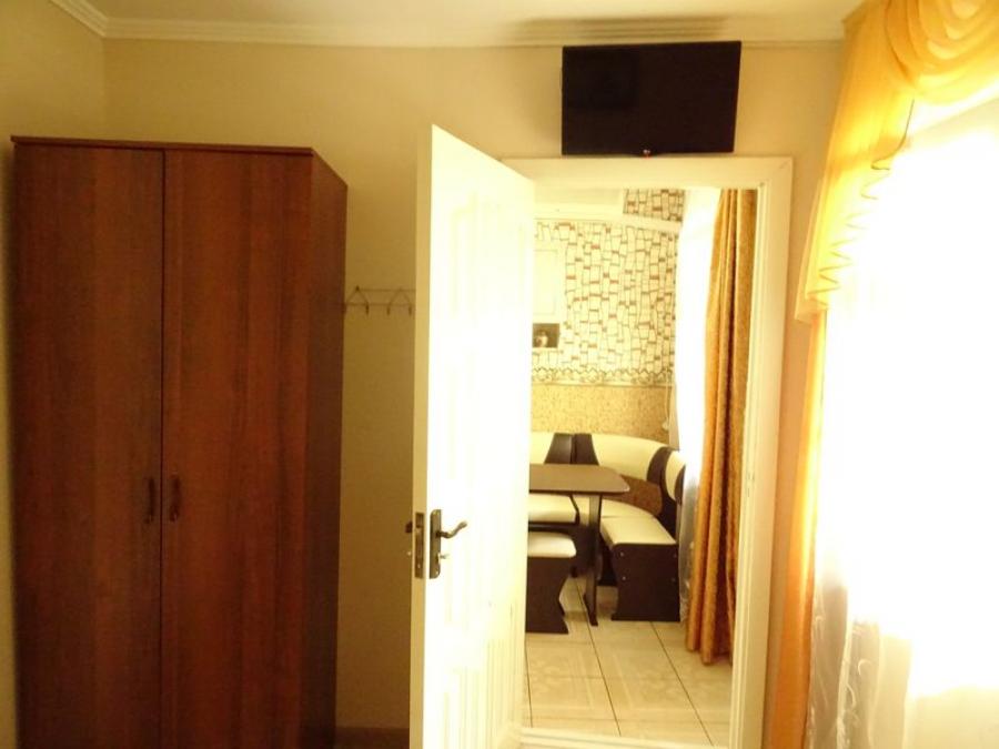 Номер «Люкс 2х-комнатный 4х-местный с кухней» гостевого дома «Елена» - фото №118439