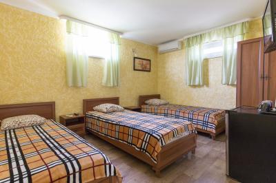 Мини-гостиница У Юджина «3- х местный номер с 3-мя раздельными кроватями»