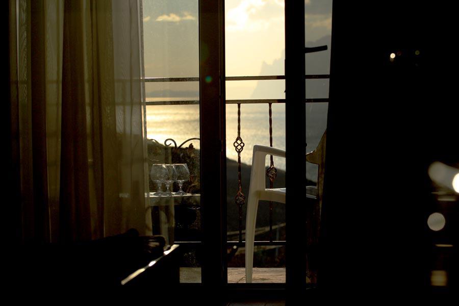 Номер «Трехместный люкс с балконом» гостевого дома «Белый Лебедь» - фото №219593