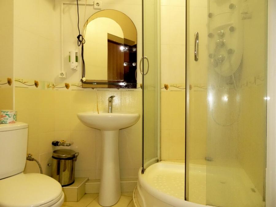 Номер «Эконом 2х-местный с душем без балкона» гостиницы «Royal» - фото №13168