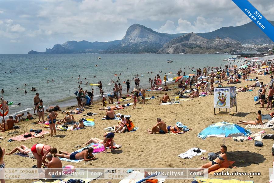 Безопасно ли ехать в крым летом. Крым в сентябре. Пляж Судак пляж «жара». Туристы в Крыму. Пляж жара Судак.